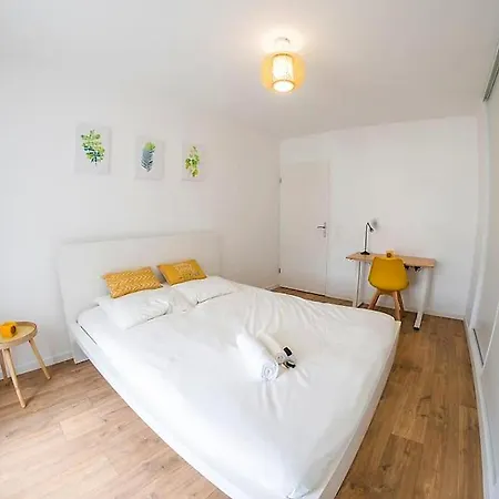 Paris & Disneyland - 2min From Train Station - Private Indoor Parking 公寓 *