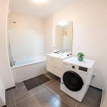 Paris & Disneyland - 2min From Train Station - Private Indoor Parking